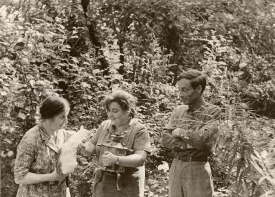 В саду дома Золотаревых 1968 г. в Муромском районе Владимирской области фото vgv