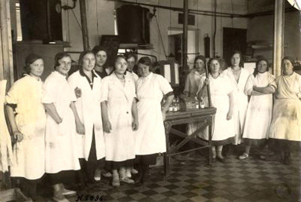 В разливочном цехе спирто-водочного завода 1926 г. в Муромском районе Владимирской области фото vgv