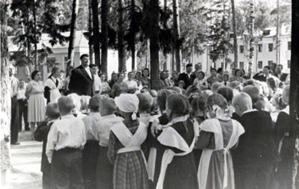 Первая линейка и первокласники в школе 14 1962 г. в Муромском районе Владимирской области фото vgv
