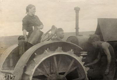 Первая женщина-трактористка в селе Булатниково Муромского района 1941 г. в Муромском районе Владимирской области фото vgv