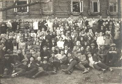 Жители с.Молотицы у дома Строгановых 1930 г. в Муромском районе Владимирской области фото vgv
