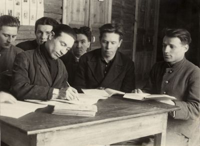 Занятия колхозной политшколы с. Панфилово 1950 г. в Муромском районе Владимирской области фото vgv