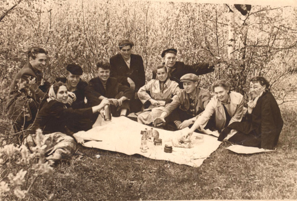 Молодежь празднует 1 мая на природе.(д. Саксино 1958-59 г.) в Муромском районе Владимирской области фото vgv