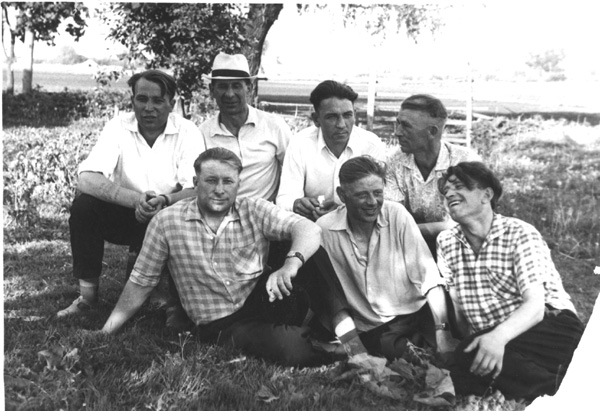 Тереховицкие мужчины, колхозники. На отдыхе. фото 1959-1960 гг. в Муромском районе Владимирской области фото vgv