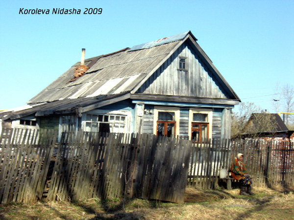 Бабушка на лавочке у своего домика в Собинском районе Владимирской области фото vgv