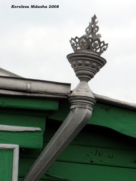 декоративная водосточная труба на Лесной 14 в Лакинске в Собинском районе Владимирской области фото vgv