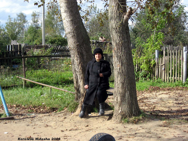 Бабушка у дома 101 на лавочке в Собинском районе Владимирской области фото vgv
