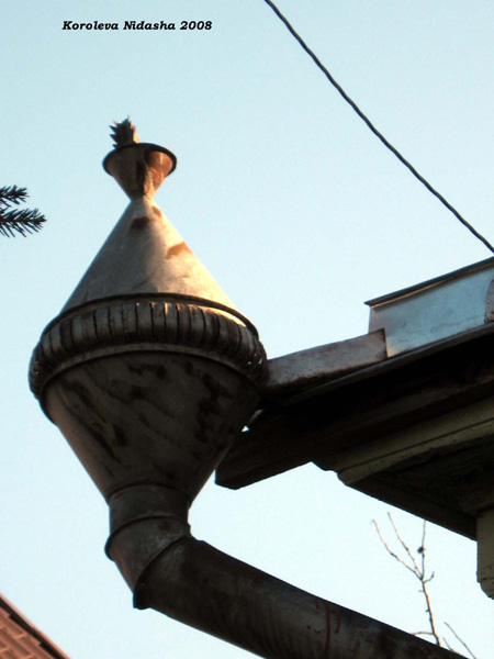 декоративная водосточная труба дома 9 на Первомайском переулке в Лакинске в Собинском районе Владимирской области фото vgv