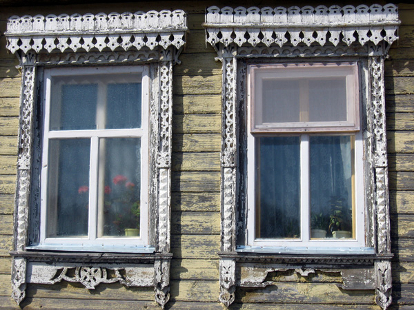 деревянные резные наличники дома 32 на улице Суворовская Дача в Лакинске в Собинском районе Владимирской области фото vgv