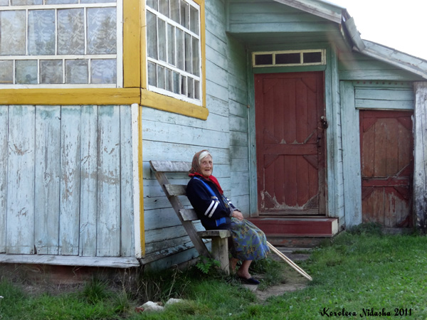 Бабушка на лавочке в Собинском районе Владимирской области фото vgv