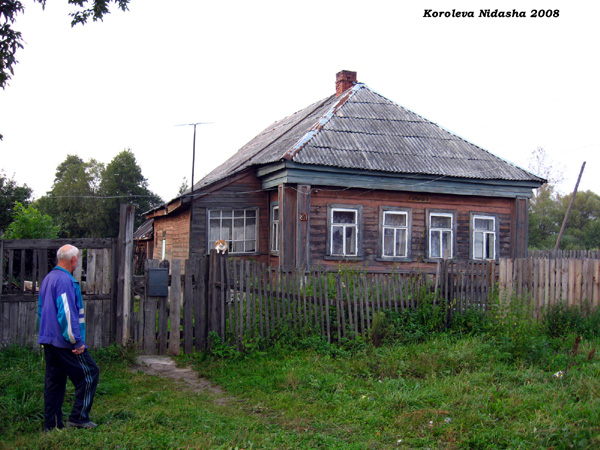 на фоне дома своего в Судогодском районе Владимирской области фото vgv