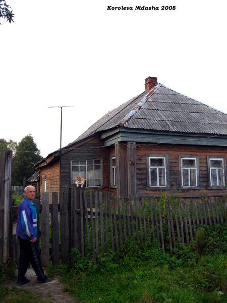 на фоне дома своего в Судогодском районе Владимирской области фото vgv