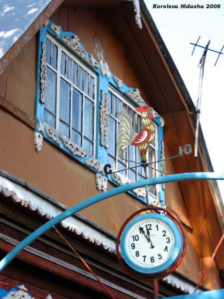 часы с флюгером над воротами в Судогодском районе Владимирской области фото vgv