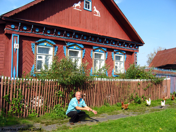 Хозяин Михаил Павлович Харитонов у своего дома в Судогодском районе Владимирской области фото vgv