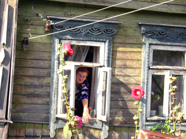 Бабушка в окошке в Судогодском районе Владимирской области фото vgv