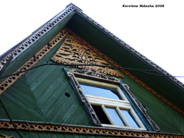 украшенный фасад крыши дома 51 на улице Гоголя в Судогодском районе Владимирской области фото vgv