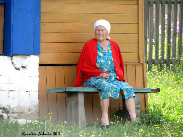 Бабушка на лавочке в поселке Льнозавода в Судогодском районе Владимирской области фото vgv