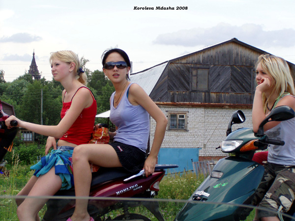 Вяткинские девчата на скутерах июль 2008 г. в Судогодском районе Владимирской области фото vgv
