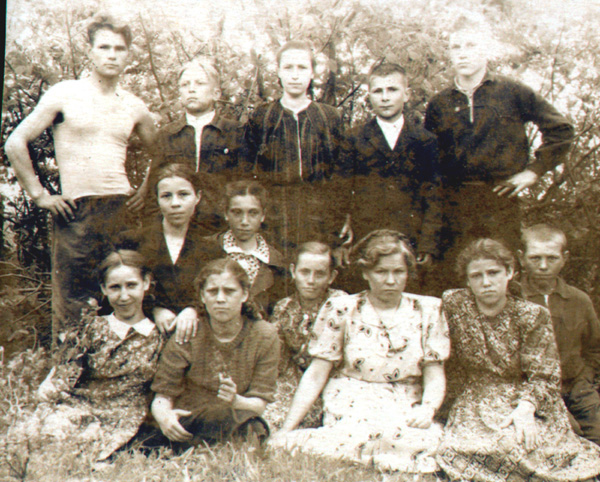 Выпускной 7-й класс Гонобиловской школы 1956 г. в Судогодском районе Владимирской области фото vgv