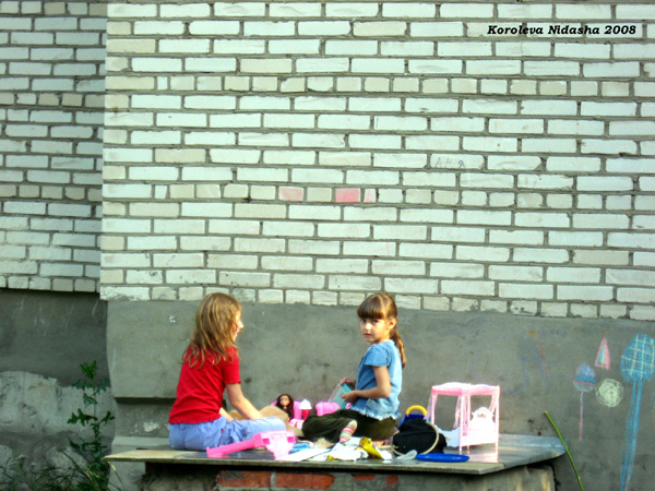 Две малышки за углом в куколки играли в Суздальском районе Владимирской области фото vgv