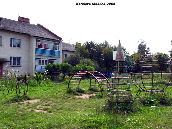 детская площадка у дома 5 на улице Гоголя в Суздале в Суздальском районе Владимирской области фото vgv