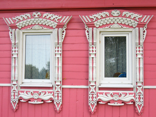 деревянные наличники дома 87 на улице Гоголя в Суздале в Суздальском районе Владимирской области фото vgv