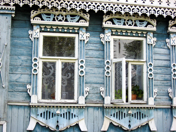 деревянные наличники и резной фронтон дома в Суздальском районе Владимирской области фото vgv
