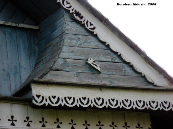 деревянные наличники и резной фронтон дома в Суздальском районе Владимирской области фото vgv