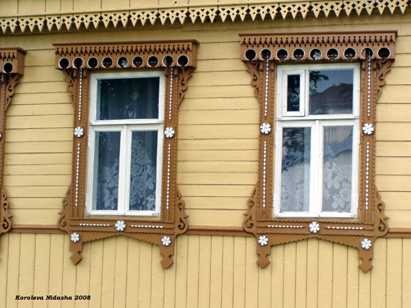 деревянные наличники дома 10 на улице Калинина в Суздале в Суздальском районе Владимирской области фото vgv