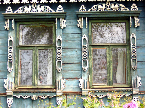 деревянные резные наличники дома 17 на улице Коровники в Суздале в Суздальском районе Владимирской области фото vgv