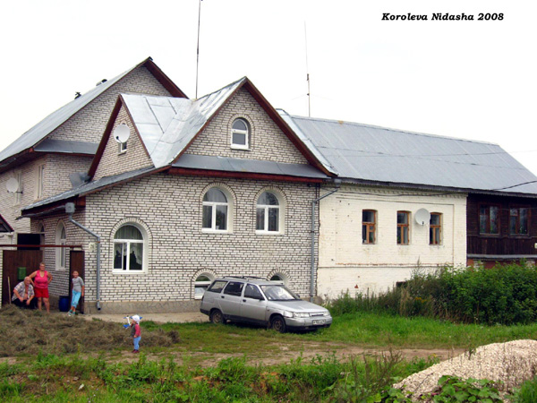 На фоне своего дома 26 по улице Коровники в Суздале в Суздальском районе Владимирской области фото vgv