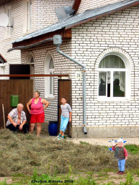 На фоне своего дома 26 по улице Коровники в Суздале в Суздальском районе Владимирской области фото vgv