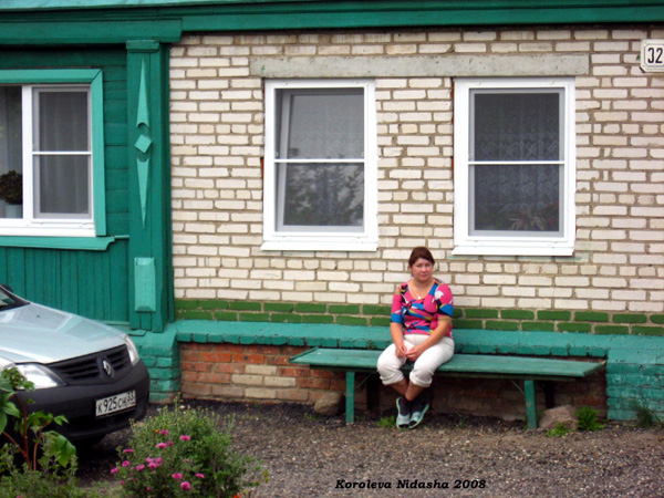 на фоне дома 32 на улице Коровники в Суздале в Суздальском районе Владимирской области фото vgv