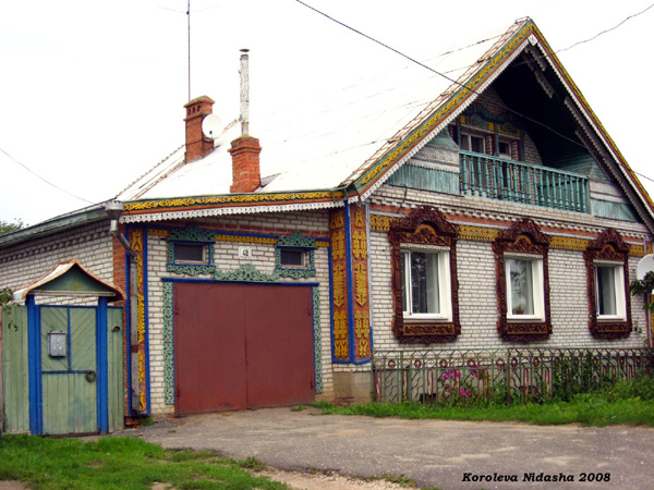 деревянна резьба по фасаду кирпичного дома в Суздальском районе Владимирской области фото vgv