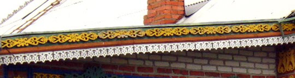 деревянна резьба по фасаду кирпичного дома в Суздальском районе Владимирской области фото vgv