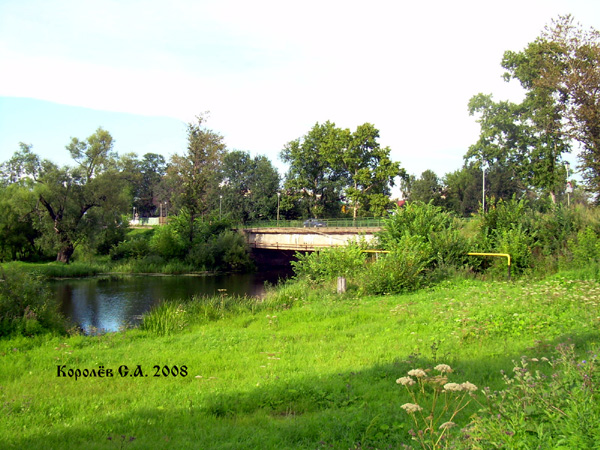 Река Каменка и мост на ул.Ленина у дорма 42 в Суздальском районе Владимирской области фото vgv