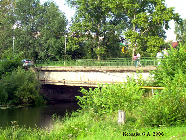 Река Каменка и мост на ул.Ленина у дорма 42 в Суздальском районе Владимирской области фото vgv