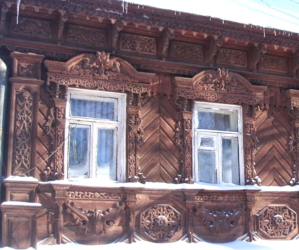 Декоративная резьба по дереву в отделке фасада здания в Суздальском районе Владимирской области фото vgv