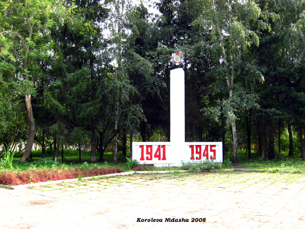 памятник погибшим в ВОВ у школы N 1 города Суздаля в Суздальском районе Владимирской области фото vgv