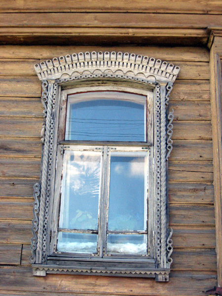 деревянные наличники дома 6 на улице Набережная в Суздале в Суздальском районе Владимирской области фото vgv
