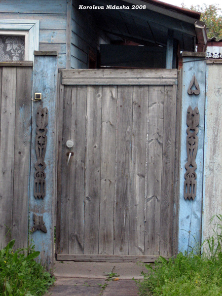 деревянные наличники и калитка дома 21 на Октябрьской в Суздале в Суздальском районе Владимирской области фото vgv