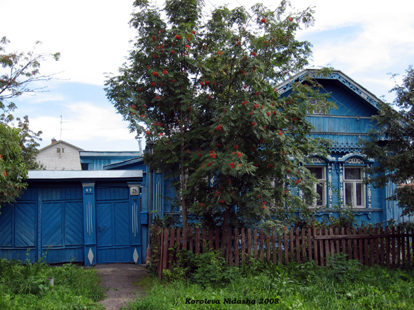 деревянные наличники на доме 25 по улице Парижской Комунны в Суздале в Суздальском районе Владимирской области фото vgv