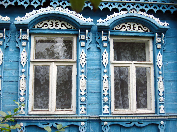 деревянные наличники на доме 25 по улице Парижской Комунны в Суздале в Суздальском районе Владимирской области фото vgv