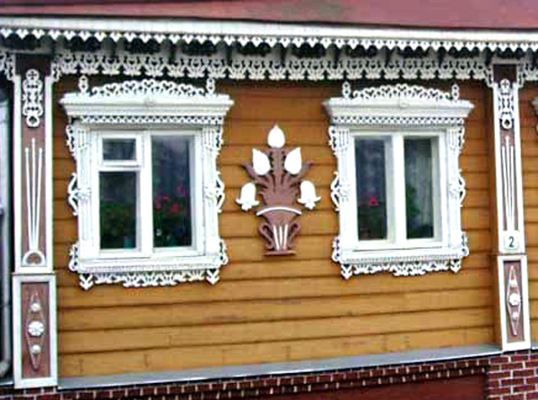 Деревянная резьба, наличники в оформлении фасада дома в Суздальском районе Владимирской области фото vgv