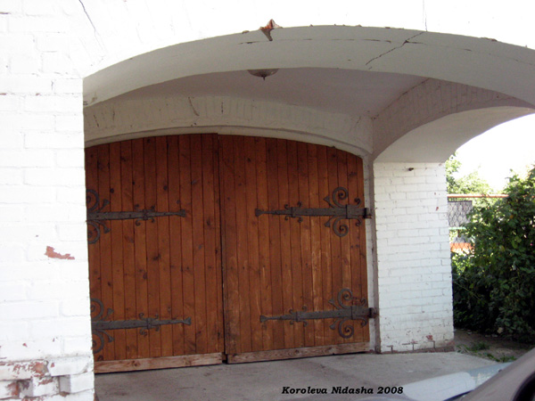 массивные ворота дома 12 на Пролетарской в Суздале в Суздальском районе Владимирской области фото vgv