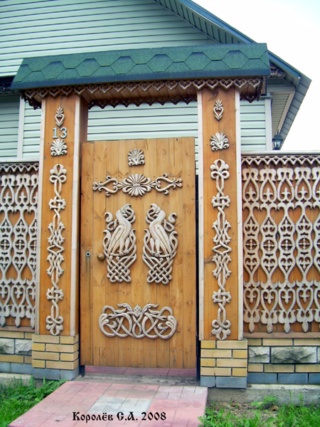 Деревянные резные ворота, калитка и забор в Суздальском районе Владимирской области фото vgv