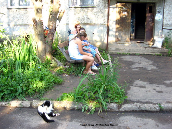 на лавочке у подъезда дома 21 улица Советская в Суздале август 2008 года в Суздальском районе Владимирской области фото vgv