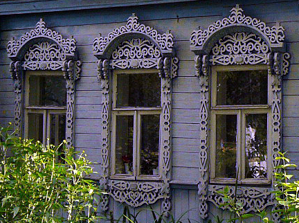 деревянные наличники на улице Стромынка 1 в Суздале в Суздальском районе Владимирской области фото vgv