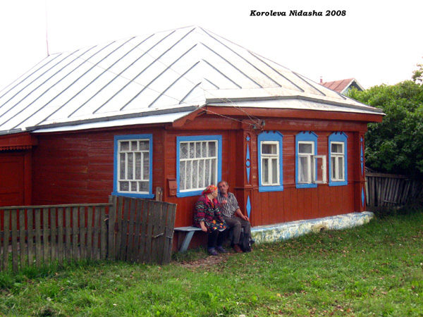 на фоне своего дома 12 на улице Суздальская в селе Сельцо 2008 год в Суздальском районе Владимирской области фото vgv