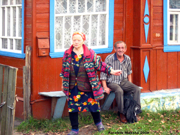 на фоне своего дома 12 на улице Суздальская в селе Сельцо 2008 год в Суздальском районе Владимирской области фото vgv
